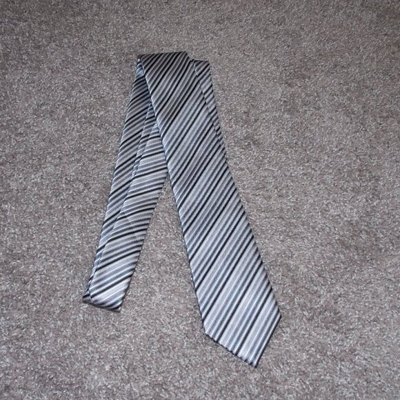 Two Geoffrey Beene Ties - Picture 6 of 9